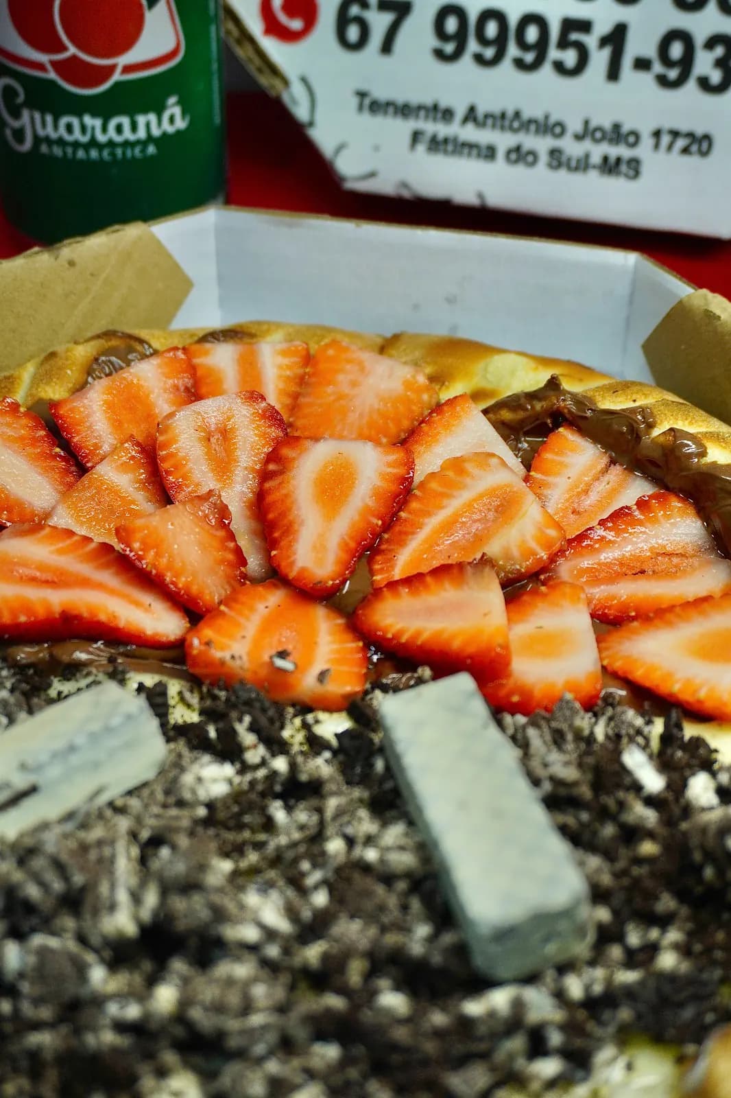 Detalhe da pizza doce com morangos