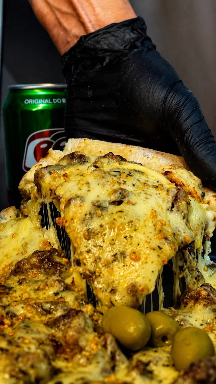 Pizza da Dominic com queijo em destaque