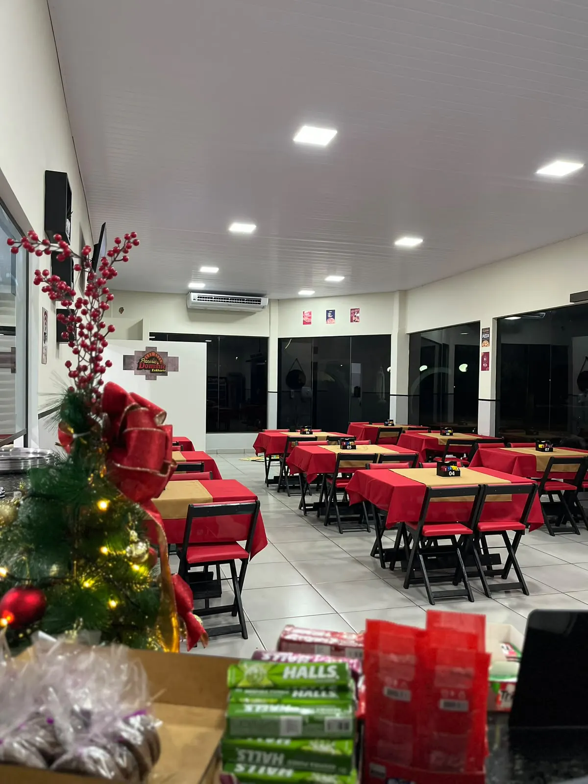 Salão da Pizzaria Dominic preparado para receber os clientes